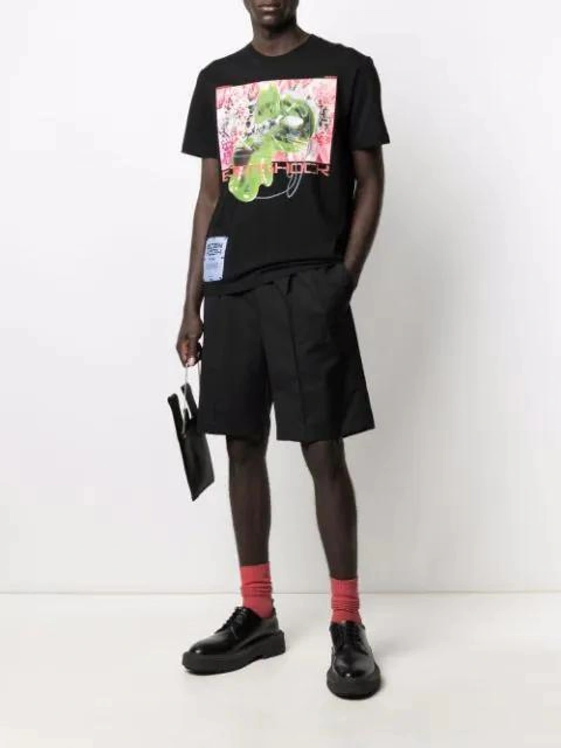 Farfetch's Post | Wearing: Y-3 Black Classic Logo Shorts; Mcq By Alexander Mcqueen Graphic-print T-shirt In Black; Ader Error Handtasche Mit Kettenriemen In Black