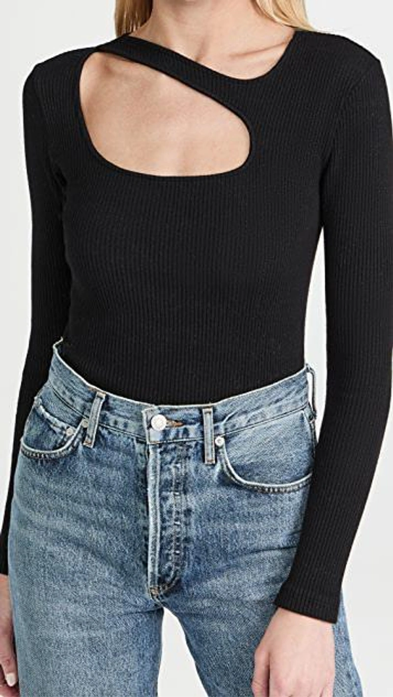 shopbop.com's Posts | 搭配: Agolde 90's Pinch Waist High Rise Straight Jeans Navigate；Monrow Asymmetric Strappy Long Sleeve Top In 黑色；Shashi Classique Ring Set In White Gold