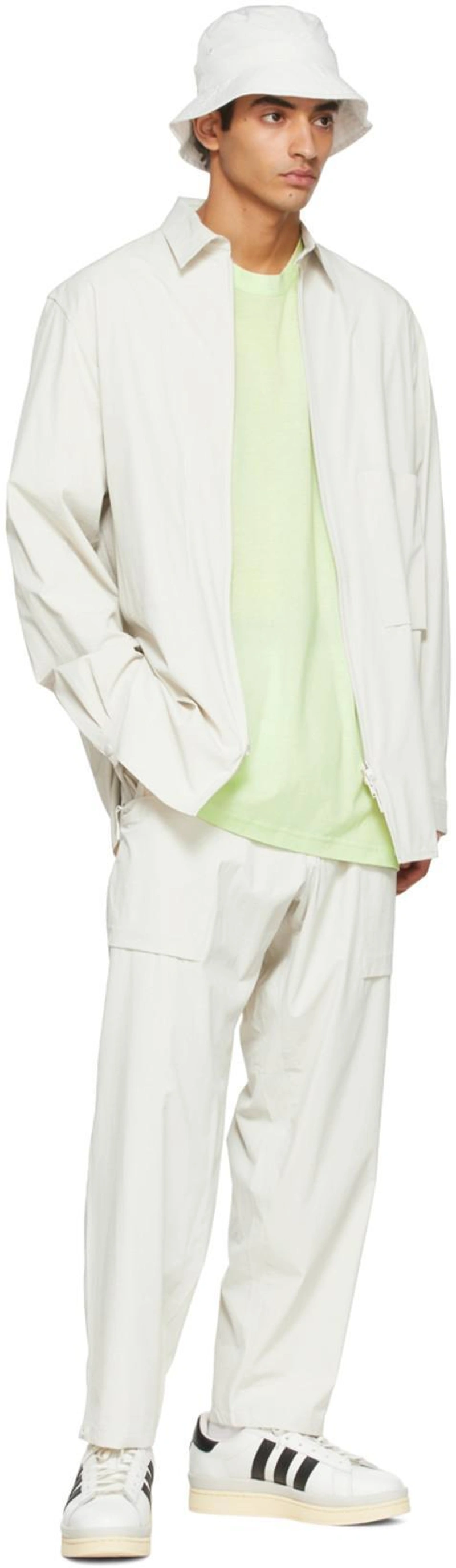 SSENSE's Post | 搭配: Y-3 Off-white Nylon Shirt In Talc；Y-3 Logo印花t恤 In Green；Y-3 Off-white Nylon Cargo Pants In Talc