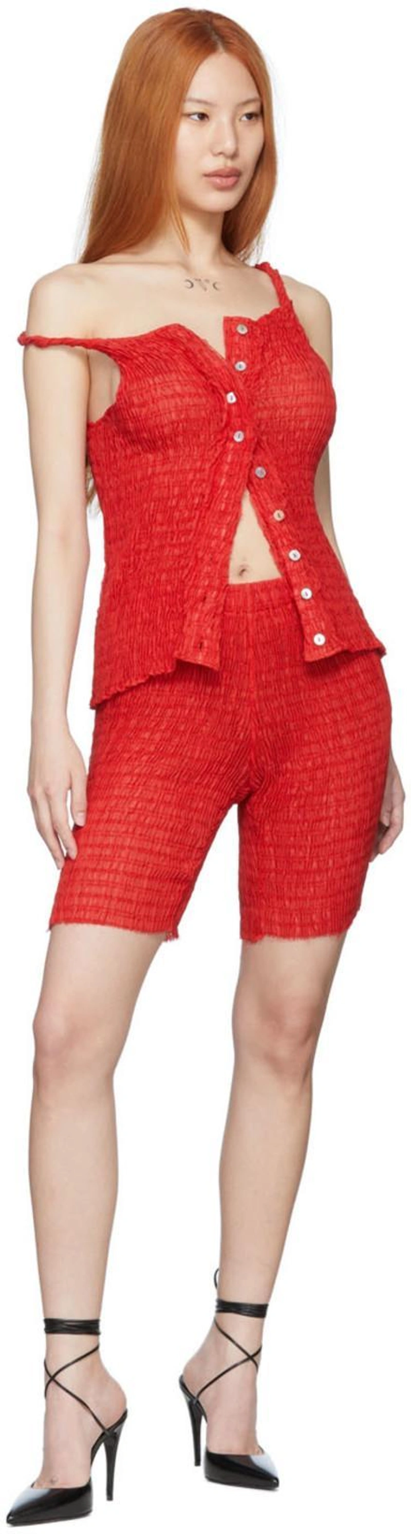 SSENSE's Post | 搭配: Ludovic De Saint Sernin Red Cotton Shorts；Ludovic De Saint Sernin Smocked Cotton-blend Tank Top In Red；Magda Butrym 尖头蕾丝高跟鞋 In Black