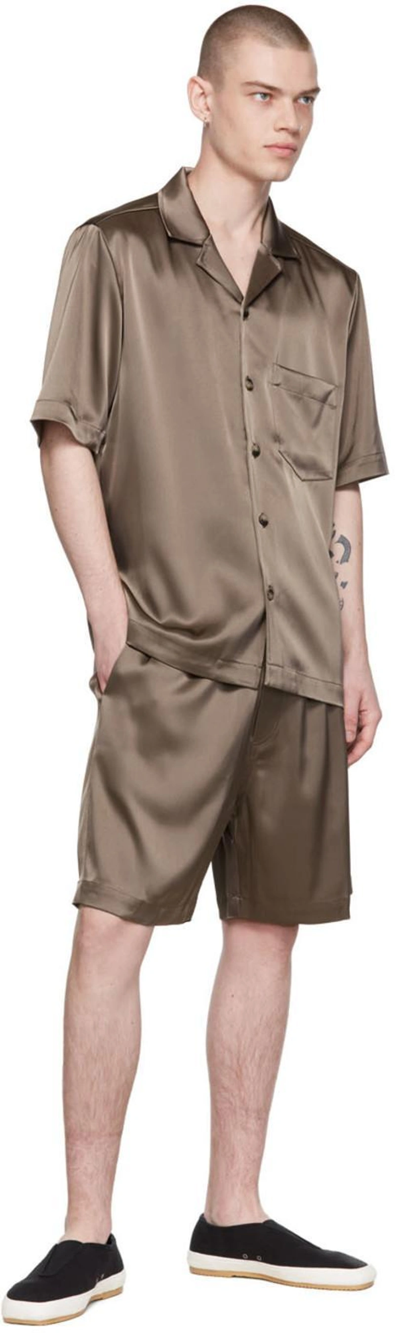 SSENSE's Post | 搭配: Nanushka Taupe Doxxi Shorts In Clay；Nanushka Taupe Mik Shirt In Mud；Lemaire 套穿式橡胶底帆布鞋 In Schwarz