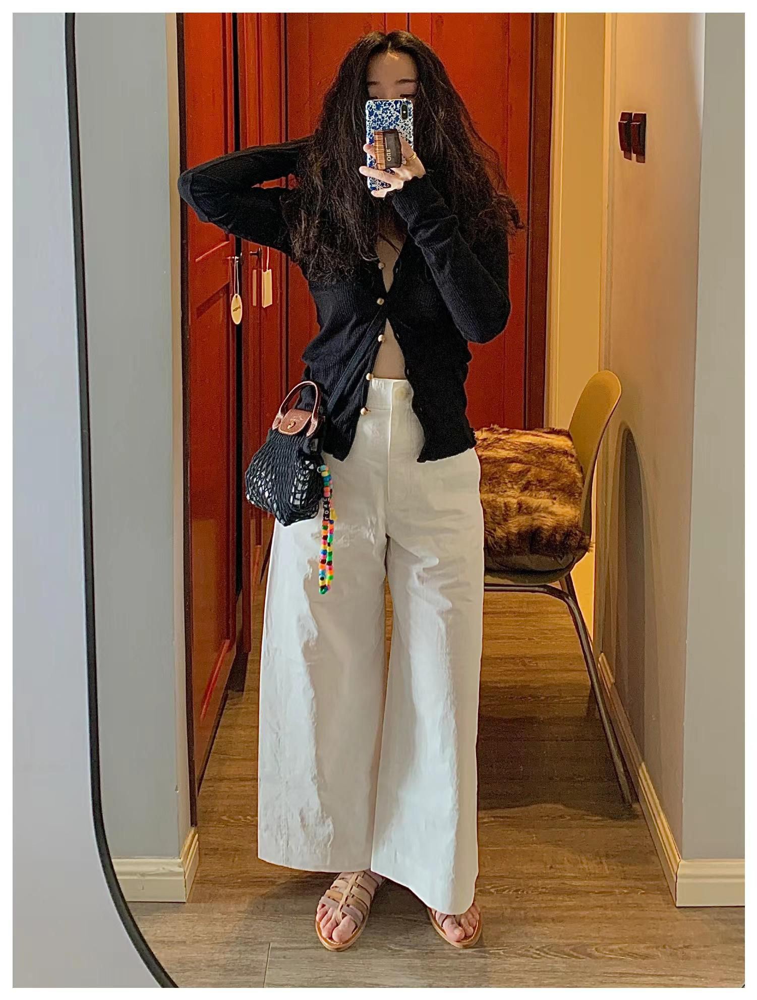 JACQUEMUS Gold Toned Logo Charm Ribbed Knit Cropped Cardigan In Black