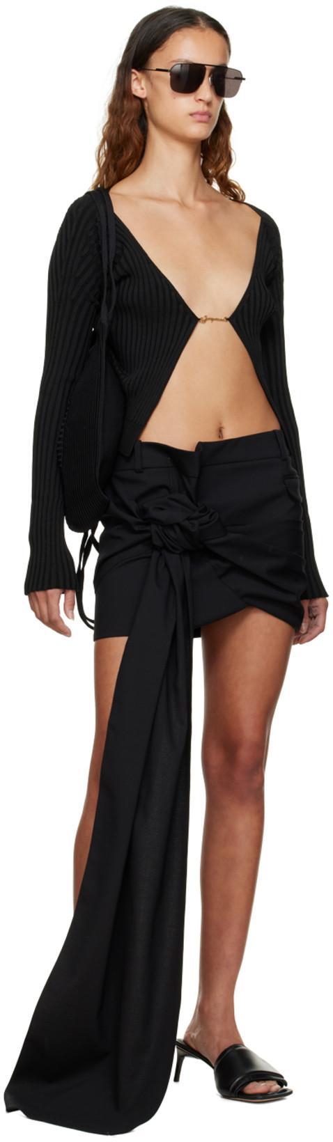 JACQUEMUS Gold Toned Logo Charm Ribbed Knit Cropped Cardigan In Black