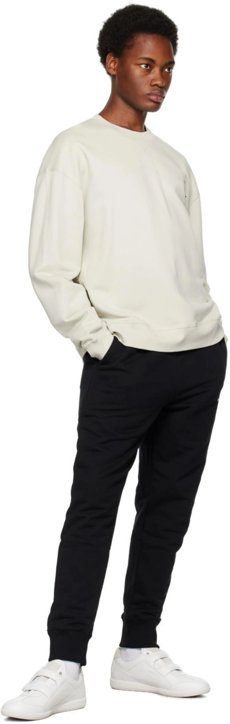 SSENSE's Post | 搭配: A-cold-wall* Off-white Essential Sweatshirt In Bone；A-cold-wall* Black Essential Sweatpants；A-cold-wall* Shard 魔术贴运动鞋 In Optic White