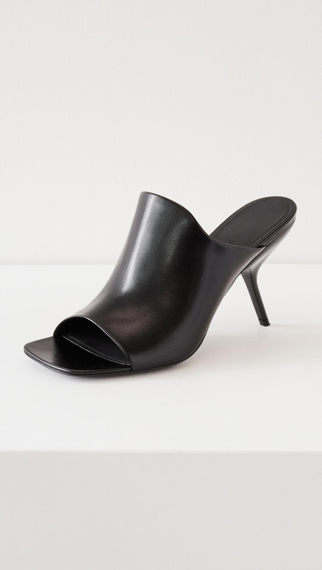 JACQUEMUS Le Bisou Rond Cutout Shoulder Bag In Black