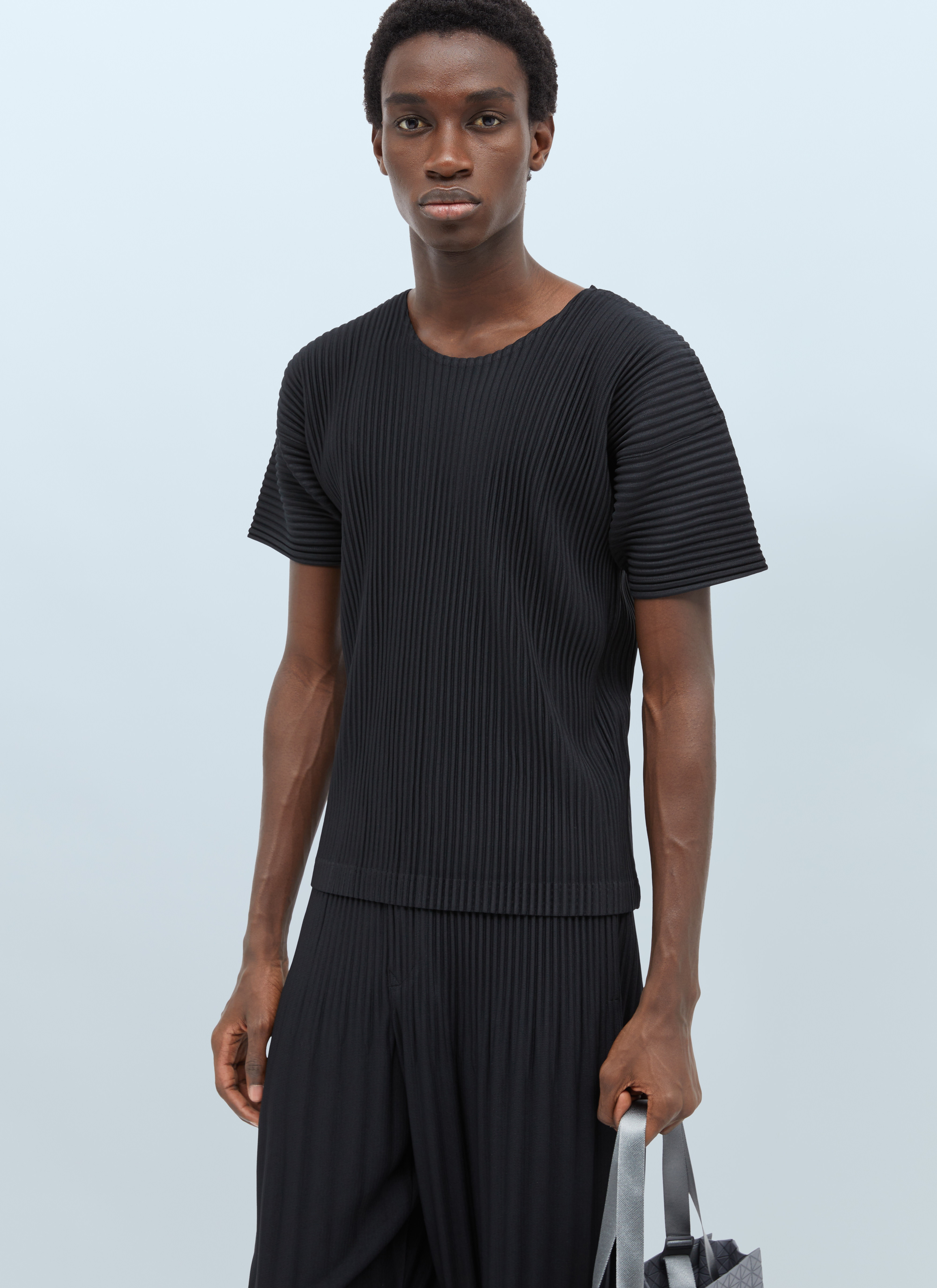 ISSEY MIYAKE Basics T-shirt In Black