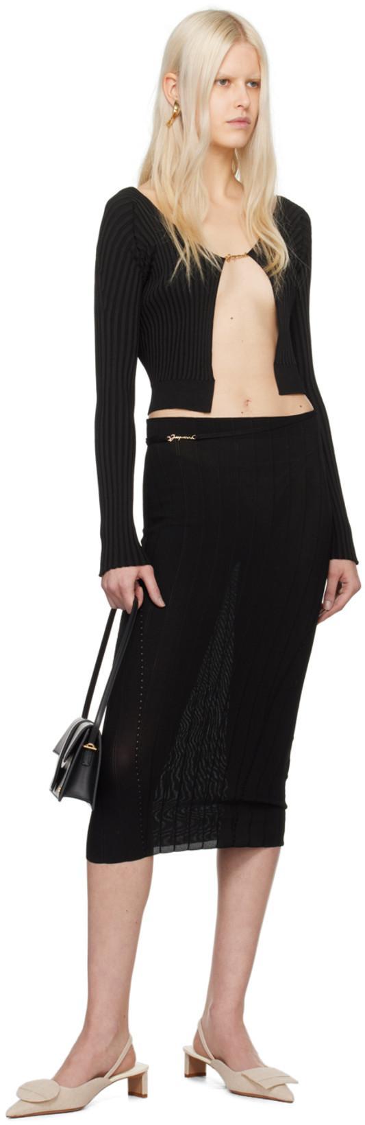JACQUEMUS Gold Toned Logo Charm Ribbed Knit Cropped Cardigan In Black