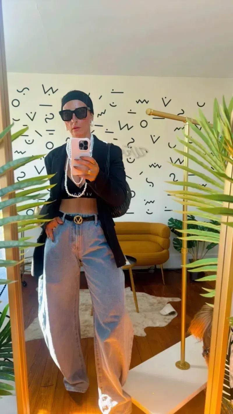 VALENTINO GARAVANI Elegant Black Leather Belt With Gold Buckle 30 Mm