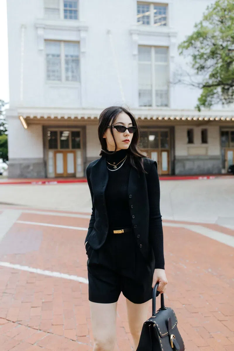 JACQUEMUS Bermuda Pleated Shorts In Black