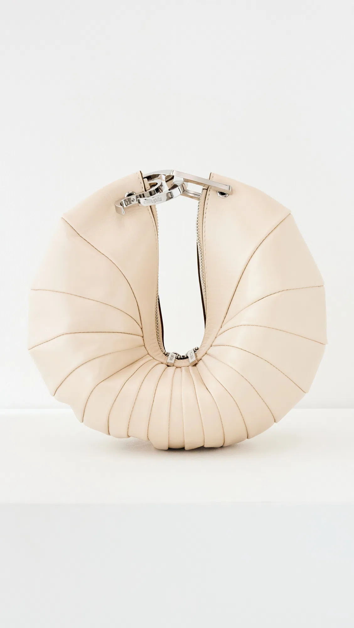 CULT GAIA Ubah Shell Leather Clutch Bag In 象牙色