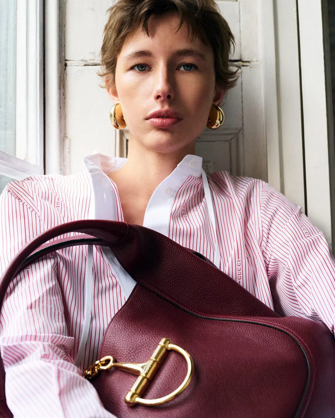 GUCCI Women Bordeaux Shoulder Bag With Horsebit Closure In Grained Leather Woman In Burgundy