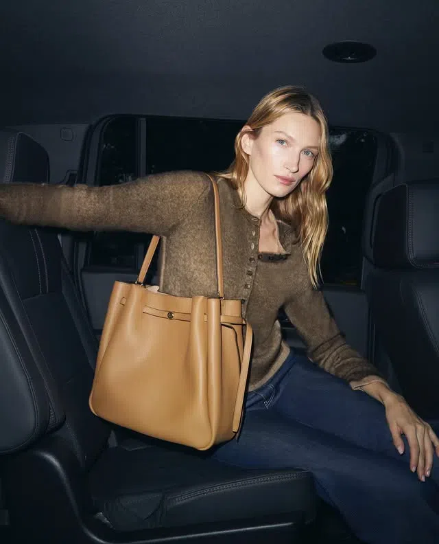 TORY BURCH Jacquemus Ovalo Clutch In Tiramisu