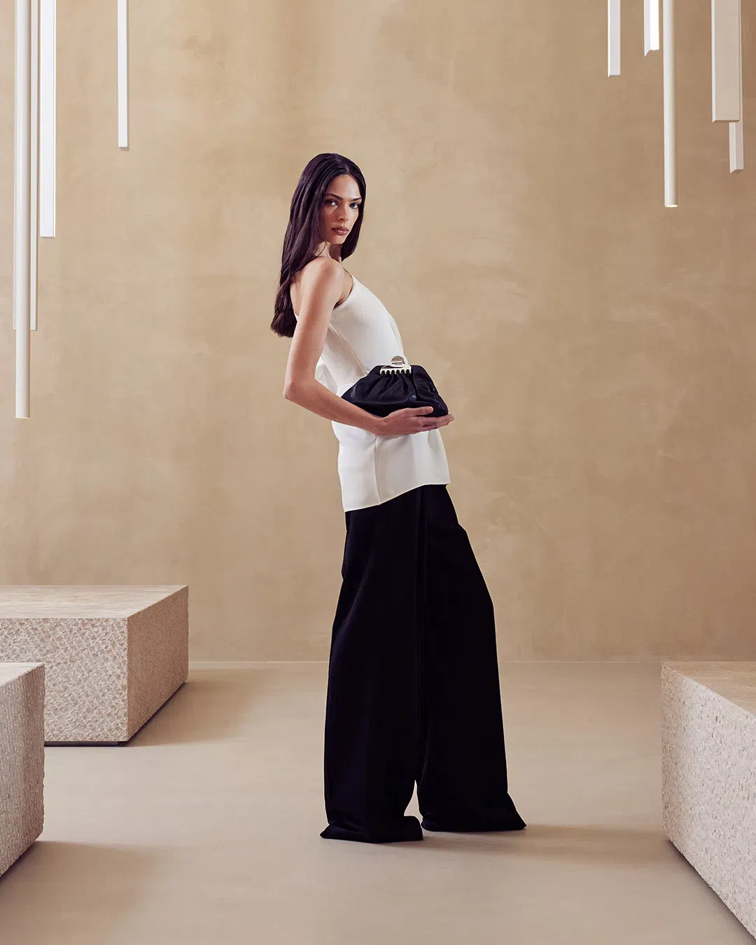 MARC JACOBS Claw Clip Small Black Clutch With Chain Strap And Clasp Detail In Leather Woman