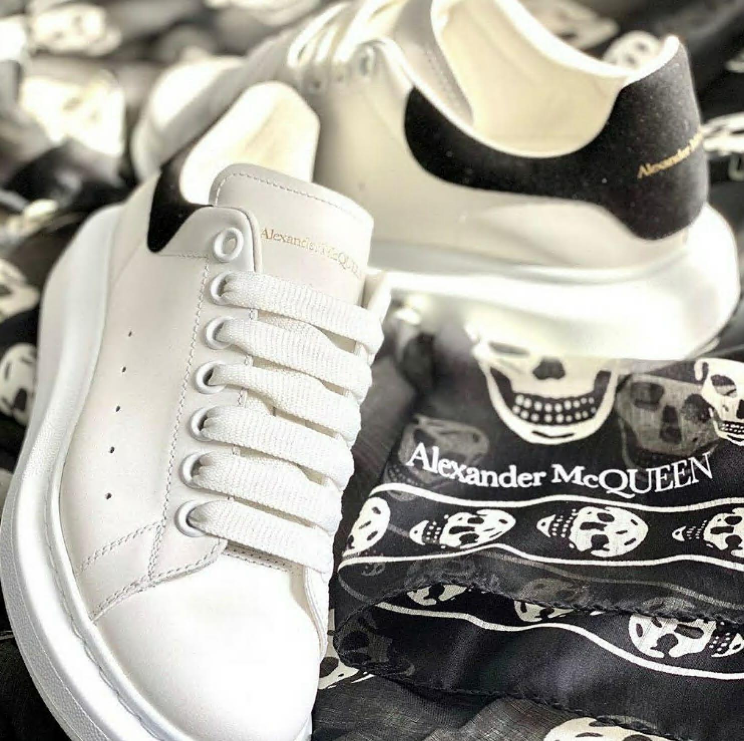 ALEXANDER MCQUEEN Black And White Low Top Sneakers With Logo Lettering On The Tongue And Contrasting Heel With Logo Le In Neutral
