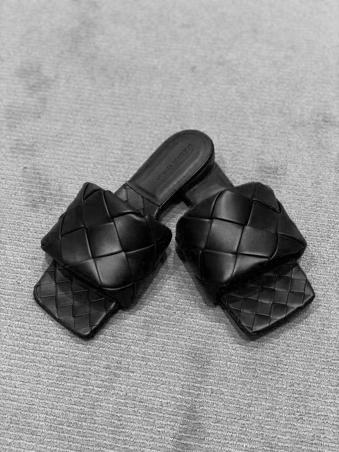 BOTTEGA VENETA The Lido Intrecciato Leather Sandal In Black