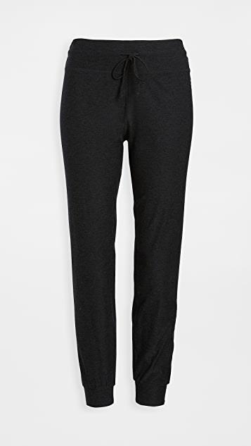 BEYOND YOGA Lounge Around Joggers In Darkest Night