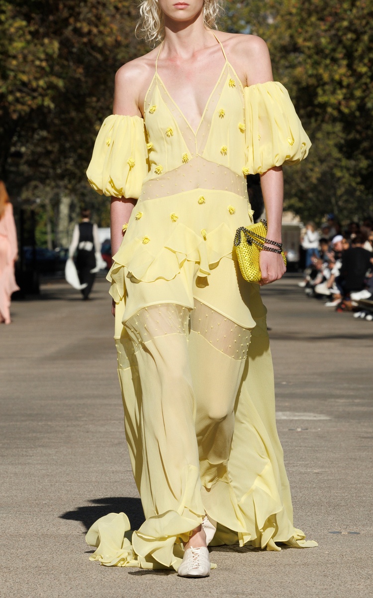 大牌纷纷削薄鞋底，只为跟上这股潮流！